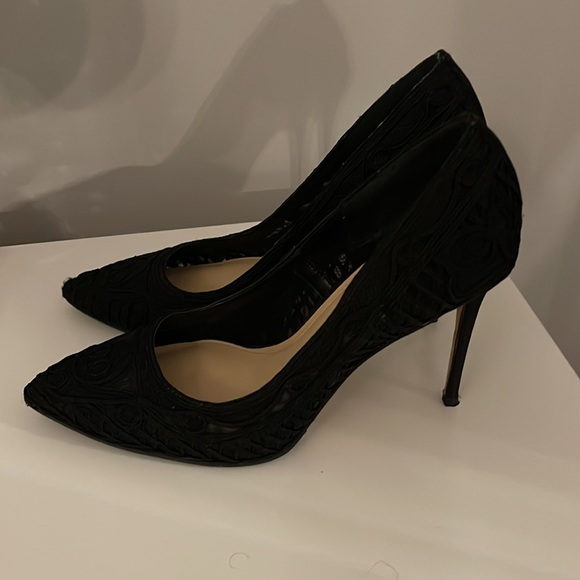 Beautiful lace/embroidery detail heels from Vince Camuto - Picture 2 of 5